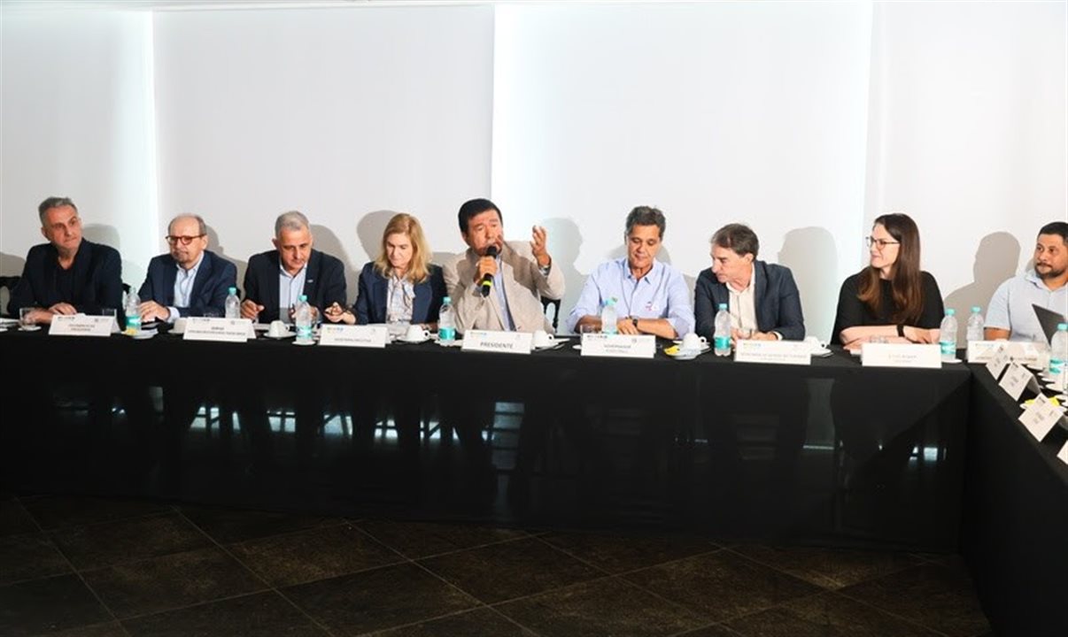 Claiton Armelin (CVC), Idalberto Moro (Fecomércio-ES), Pedro Rigo e Renata Vescovi (Sebrae/ES), Valdeir Nunes (Contures), o governador estadual Ricardo Ferraço, Luciano Machado, Secretário de Estado do Turismo, e Artemis Papanika (Zurich Airport Brasil)