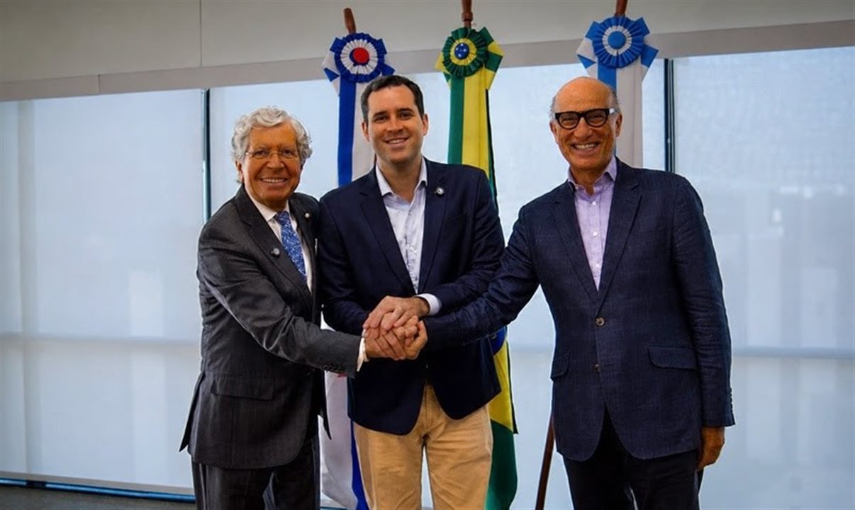 Arturo García Rosa, do BRAHIC, o prefeito Eduardo Cavaliere, e Sidney Levy, da Invest.Rio