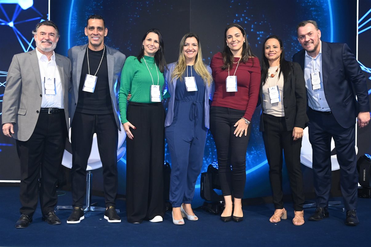 Alexandre Santos, da Tristar Turismo, Siderley Santos, da Abracorp, Elen Piva, da Tivolitur, Flavia Galdino, do Grupo Voetur, Luciana Garcez, da Inovents, Daiana Moreira e Douglas Camargo, da Abracorp