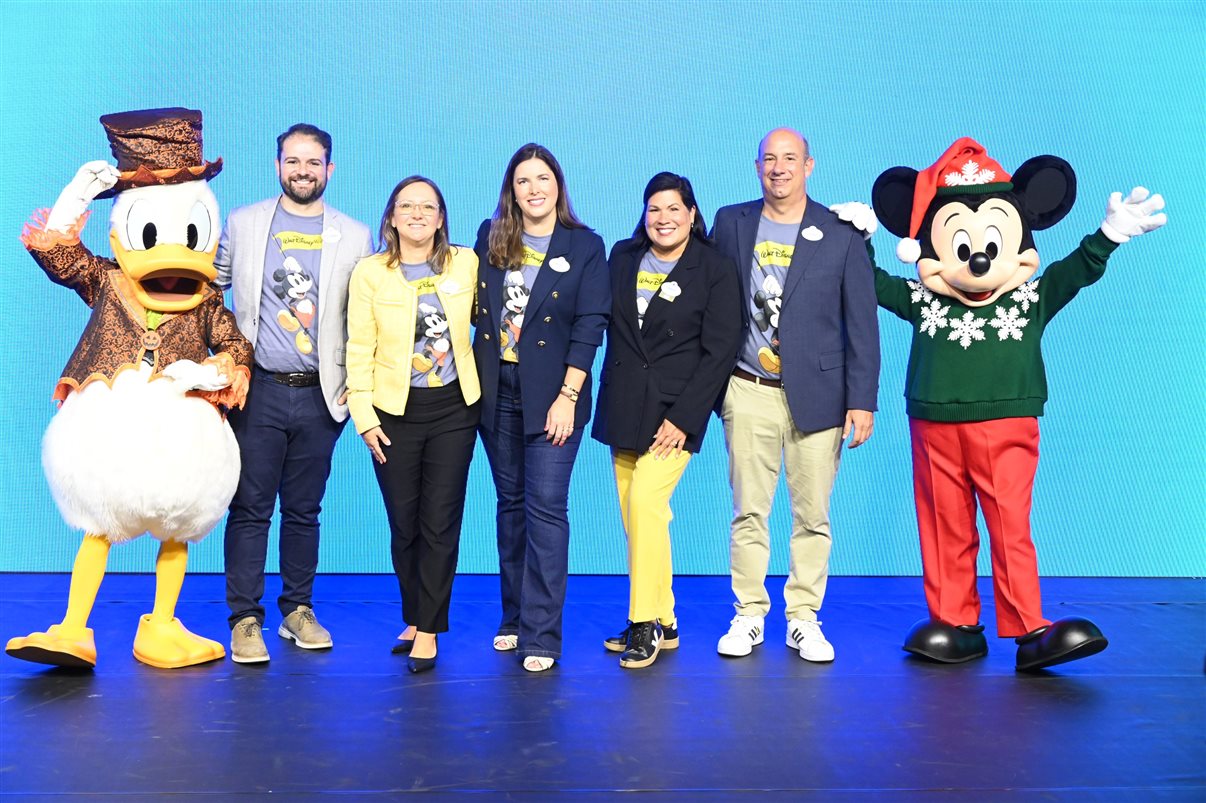Alejandro Flores, Cinthia Douglas, Manuela Bopp, Sarah Domenech e Alexander Haim, da Disney Destinations