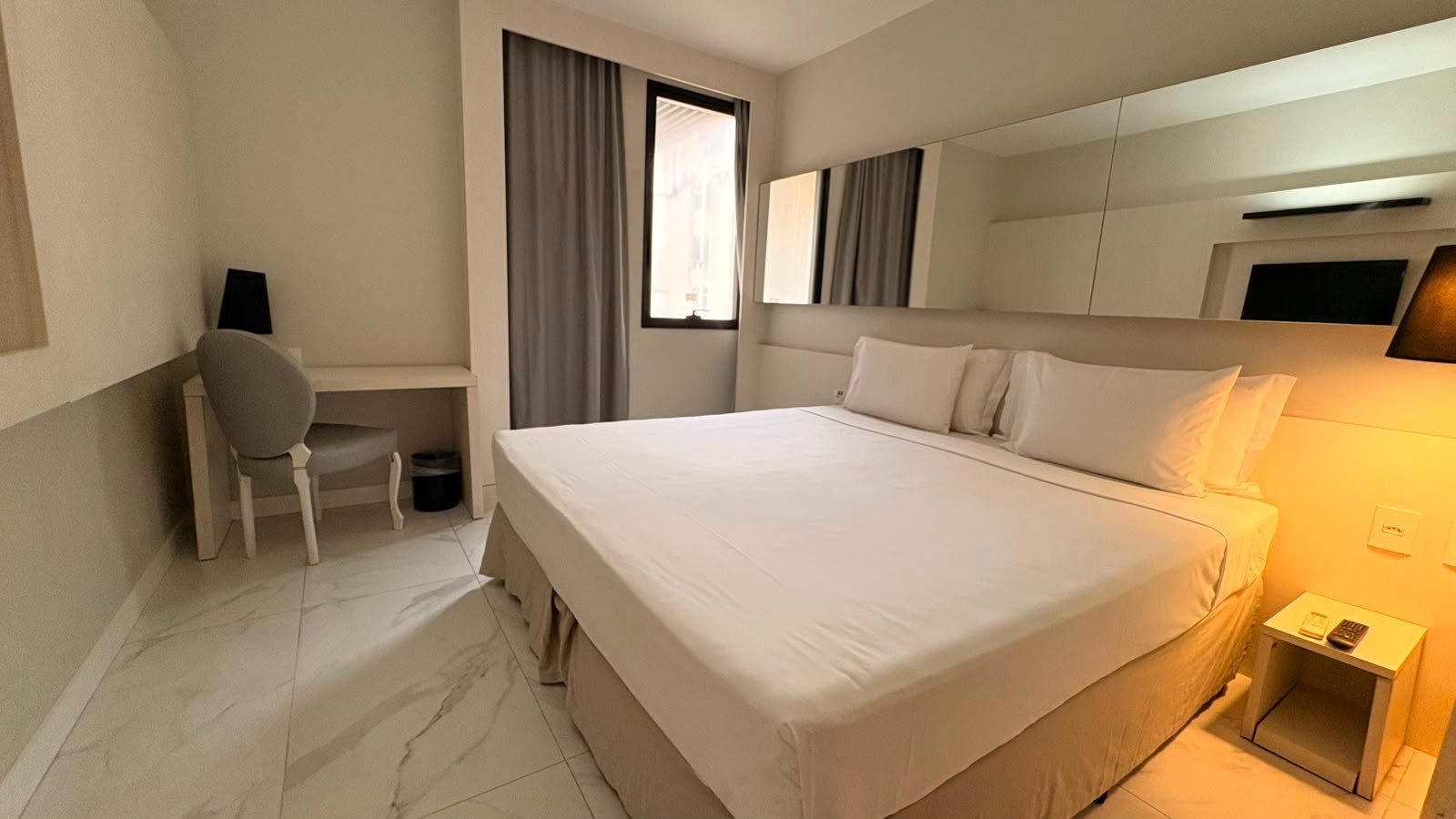Localizado próximo ao Posto 2 de Copacabana, o hotel possui 121 apartamentos distribuídos entre categorias Superior King, Superior Queen, Luxo Twin e Luxo Queen