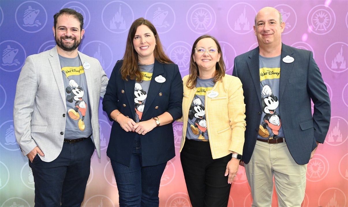 Alejandro Flores, Manoela Bopp, Cinthia Douglas e Alexander Haim, da Disney