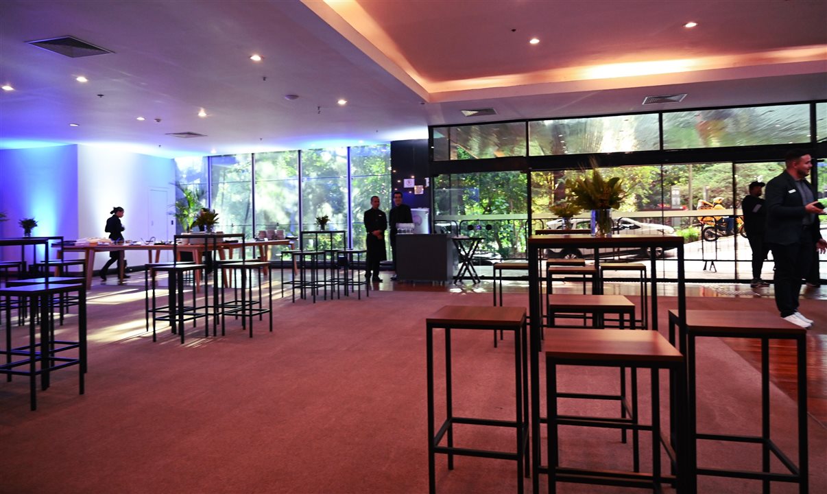 No primeiro subsolo do hotel, a mais ampla sala de eventos, tem vista para o parque Alexandre Gusmão, vizinho do hotel