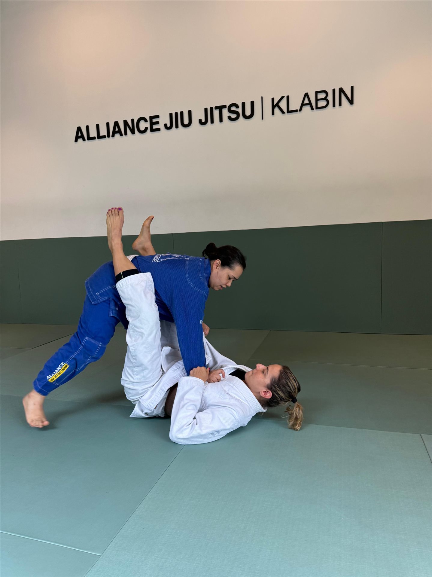 Carol aplicando um golpe