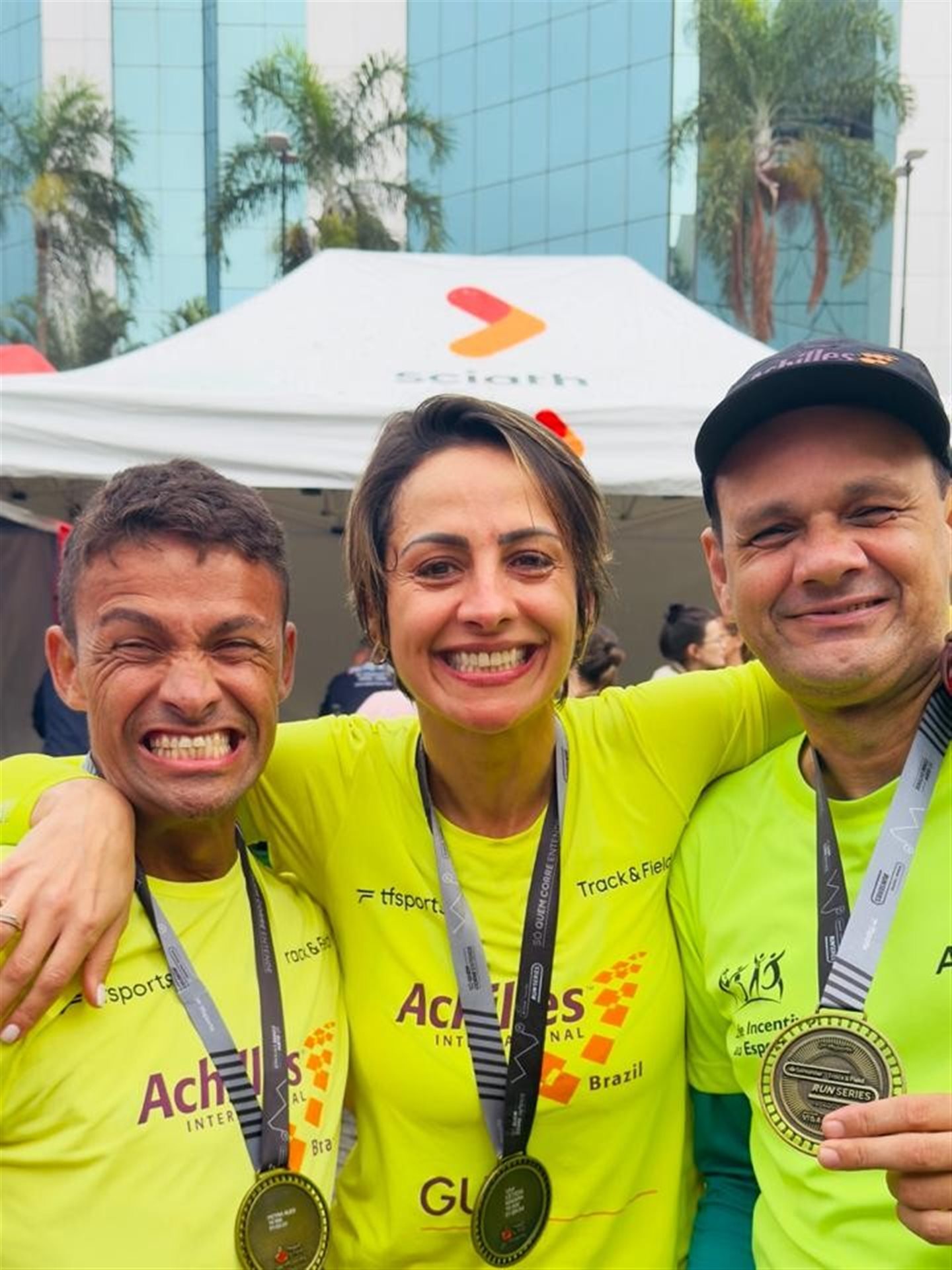 Viviane com os novos amigos da Achilles