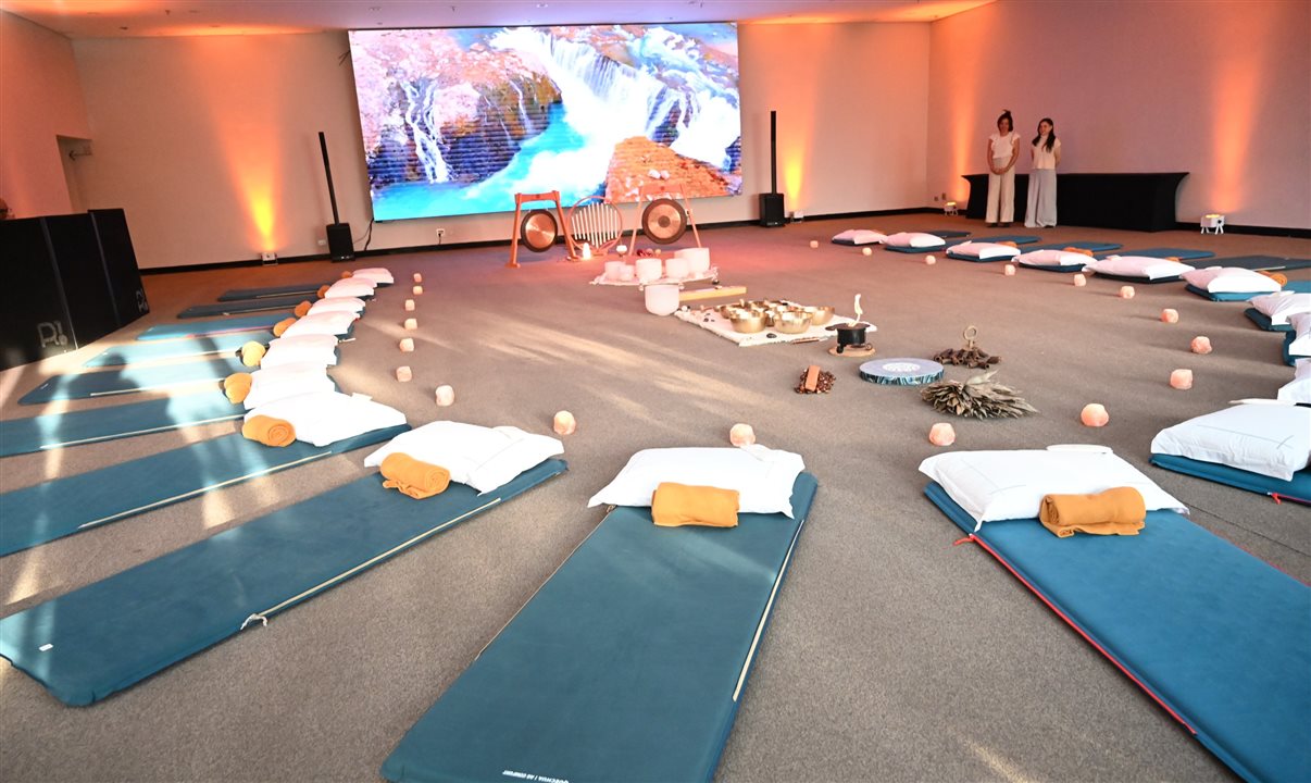 Na foto, a Sala Bela Vista está configurada para receber um exercício de descompressão, que também faz parte da nova proposta do Tivoli Mofarrej para eventos