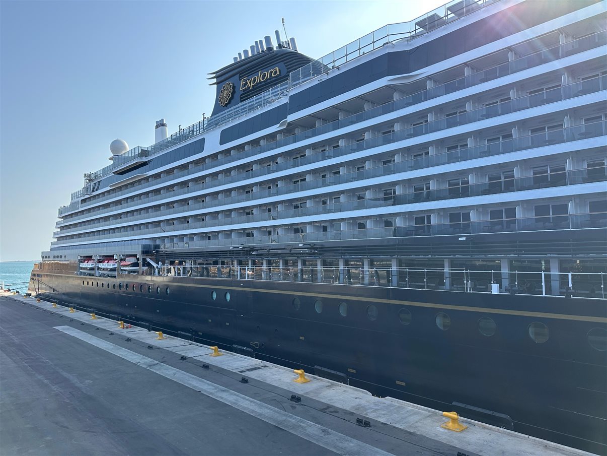 Explora III no porto de Barcelona