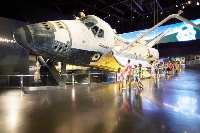 No Kennedy Space Center Visitor Complex, visitantes de todas as idades podem viver experiências imersivas que aproximam o público das grandes conquistas da NASA