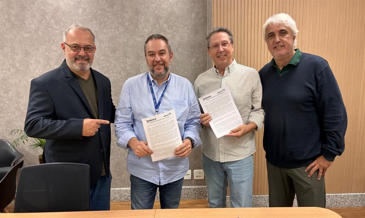 A assinatura do termo reuniu os presidentes Paulo Ventura (Ubrafe), Guto Guedes (Abrace), e seus diretores executivos Paulo Octavio Pereira de Almeida (Ubrafe) e Paulo Passos (Abrace)