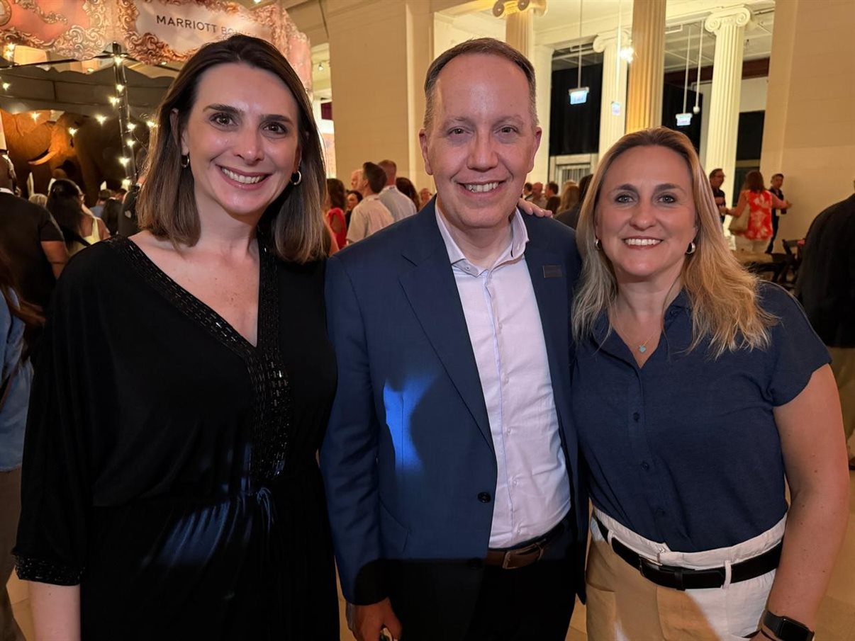 Max Fernandez e suas duas gerentes no Brasil: Mariana Trevizan e Catia Schick