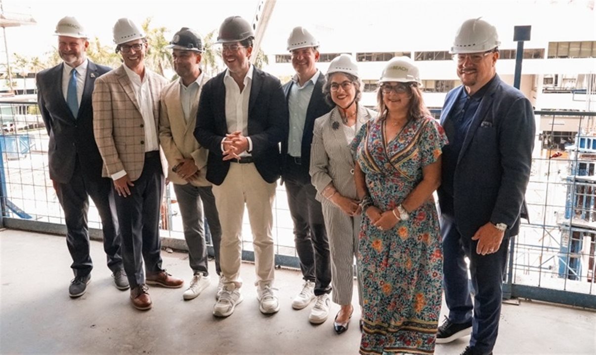Eric Carpenter, de Miami Beach; Adam Rohman, da Hyatt; Aly-Khan Merali, da Turnberry; David Martin, do Terra Group; Steven Meiner, prefeito da Cidade de Miami Beach; Daniella Levine-Cava, do Condado de Miami-Dade; Tanya Bhatt, de Miami Beach; David Whitaker, do Greater Miami Convention & Visitors Bureau