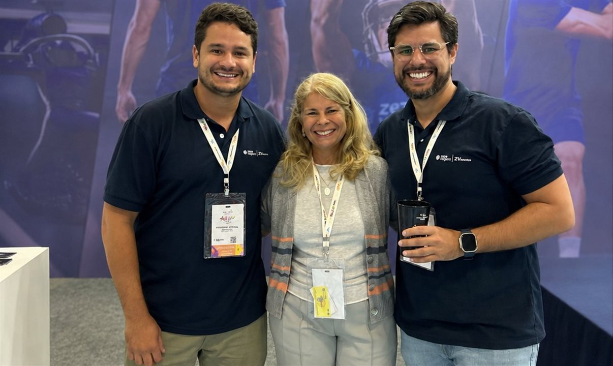 Zezé Lopes entre os filhos Guilherme e Pedro