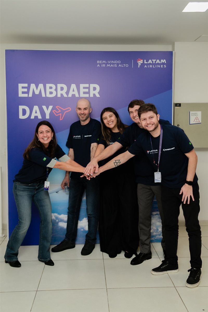 Aline Mafra, diretora de Vendas e Marketing da Latam Brasil, com parte da equipe no Embraer Day