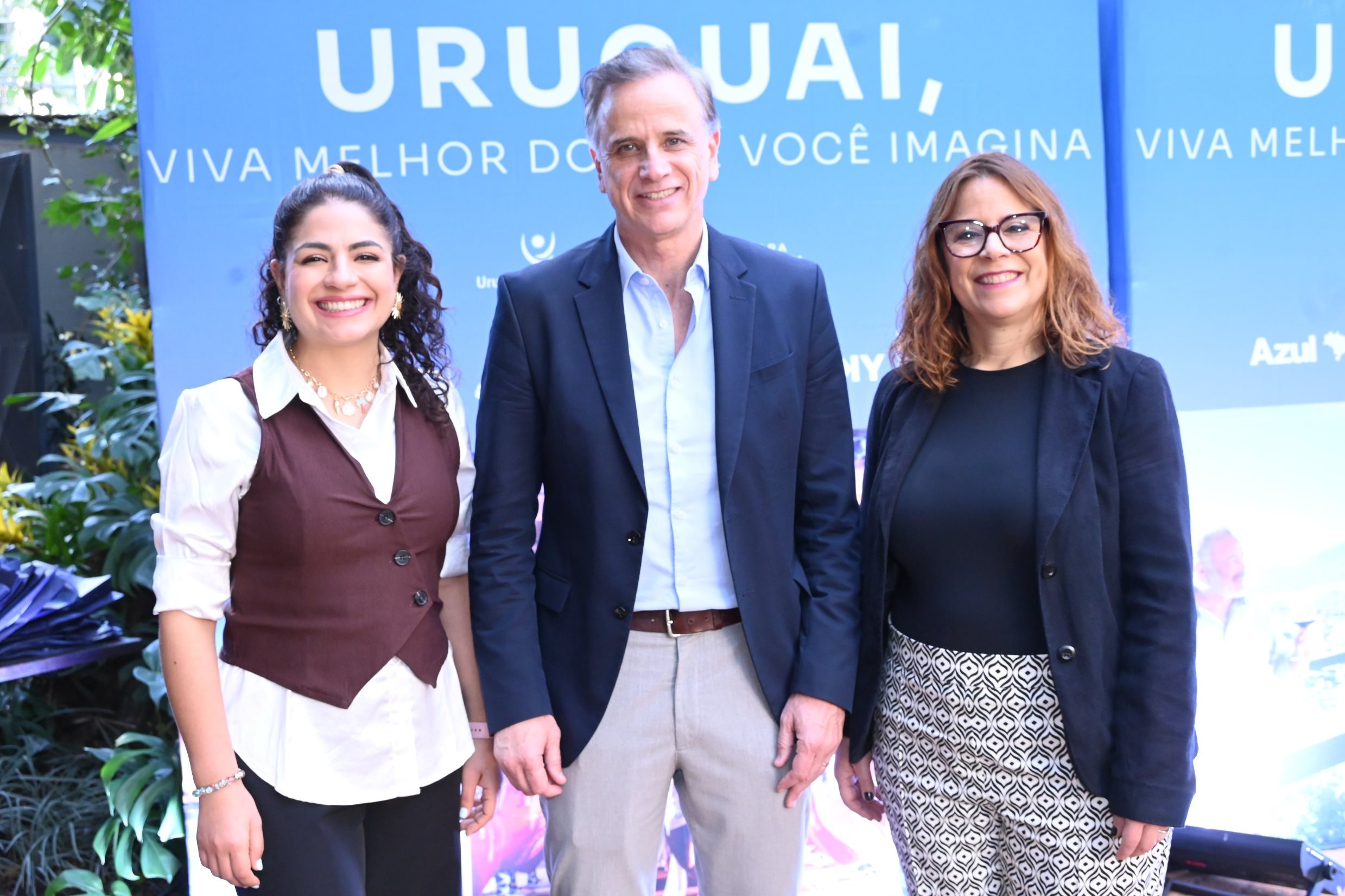 Paula Alves, do Ministério de Turismo do Uruguai, com Fernando Tapia e María Julia Fernández, da Cámara Uruguaya de Turismo