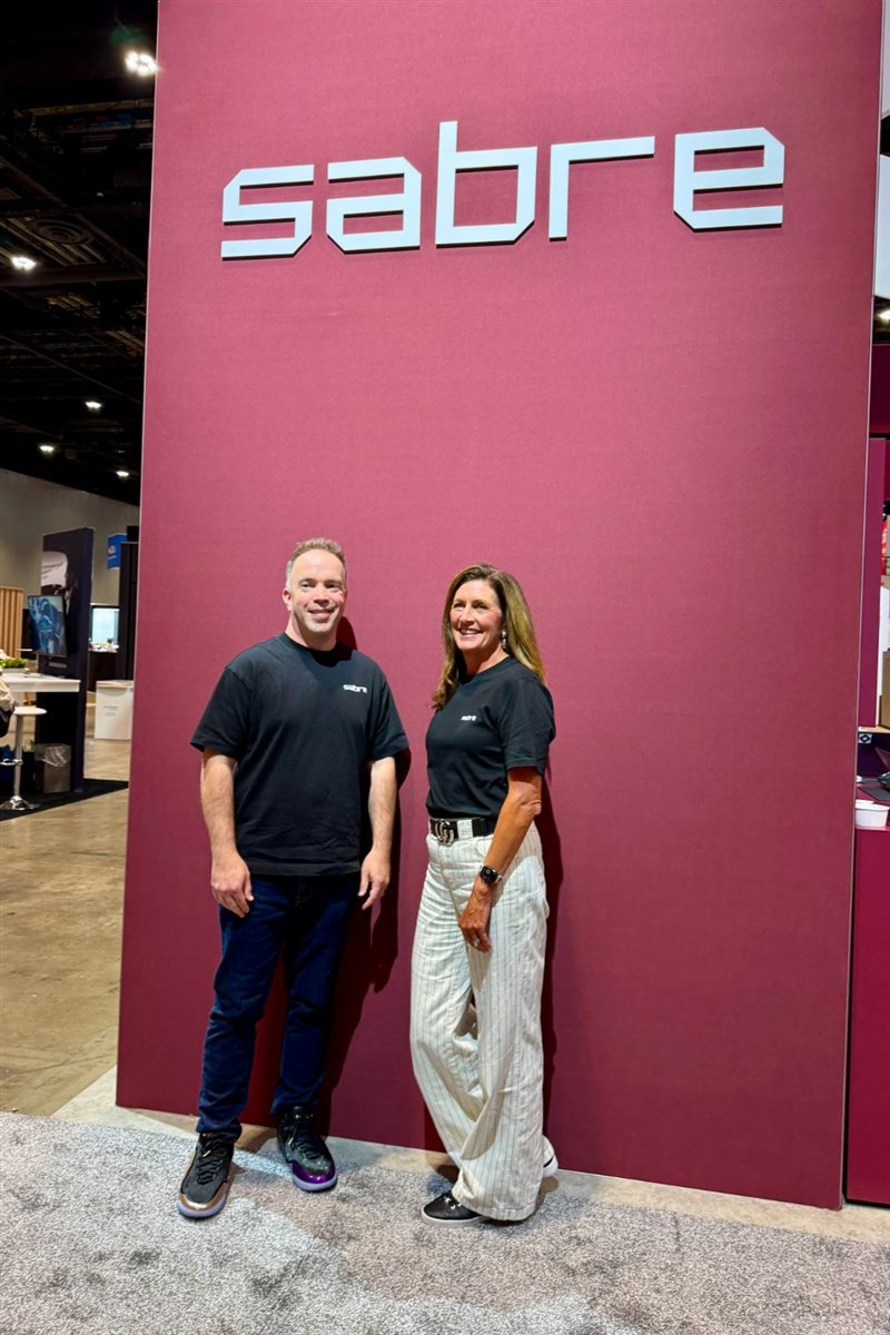Brad Johnson e Kathy Morgan no estande do Sabre na GBTA Convention 2026
