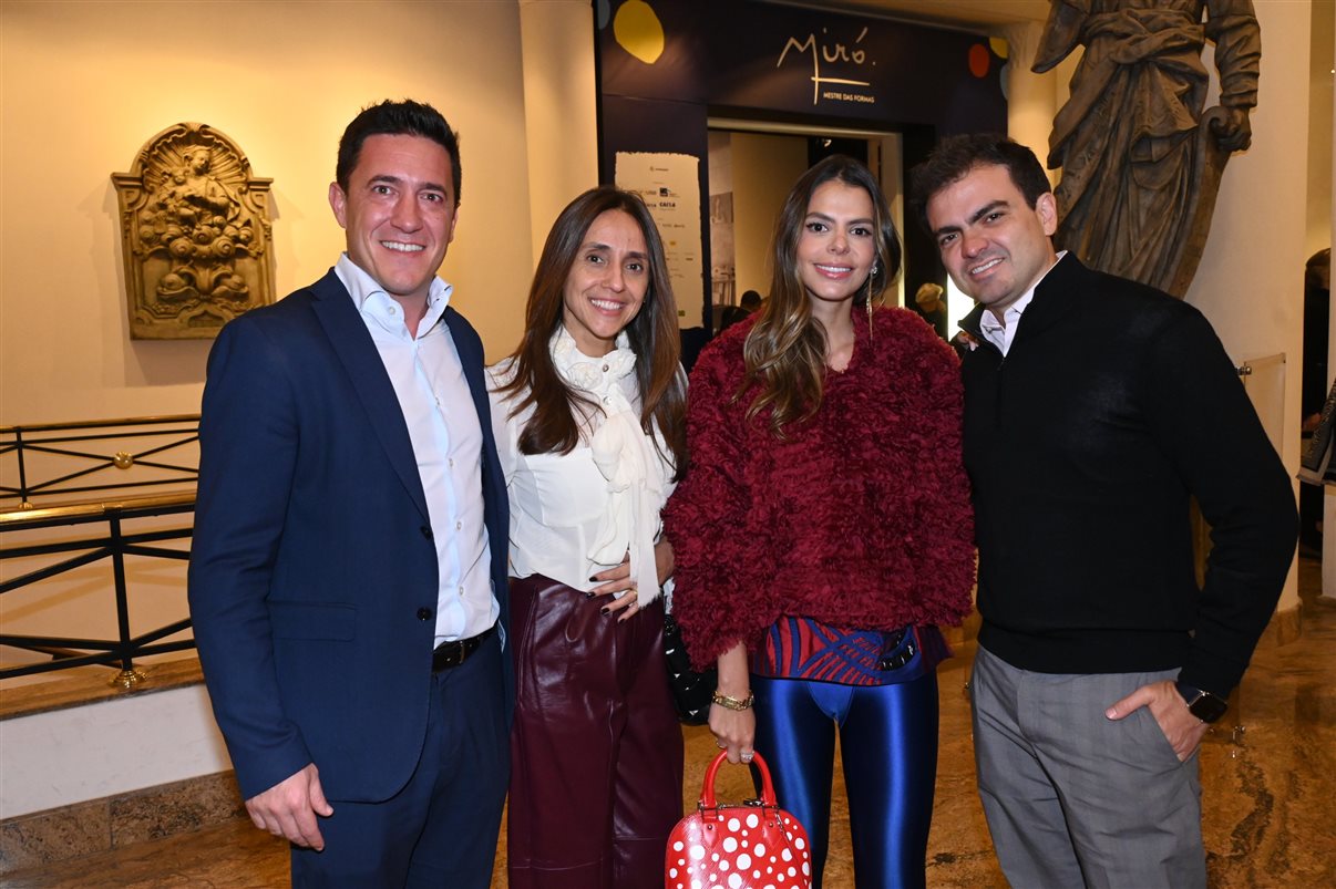Jordi Solé, da Agencia Catalana de Turismo, com a esposa, Alessandra de Souza, e Carolina Bull e Edmar Mendoza, da Copastur