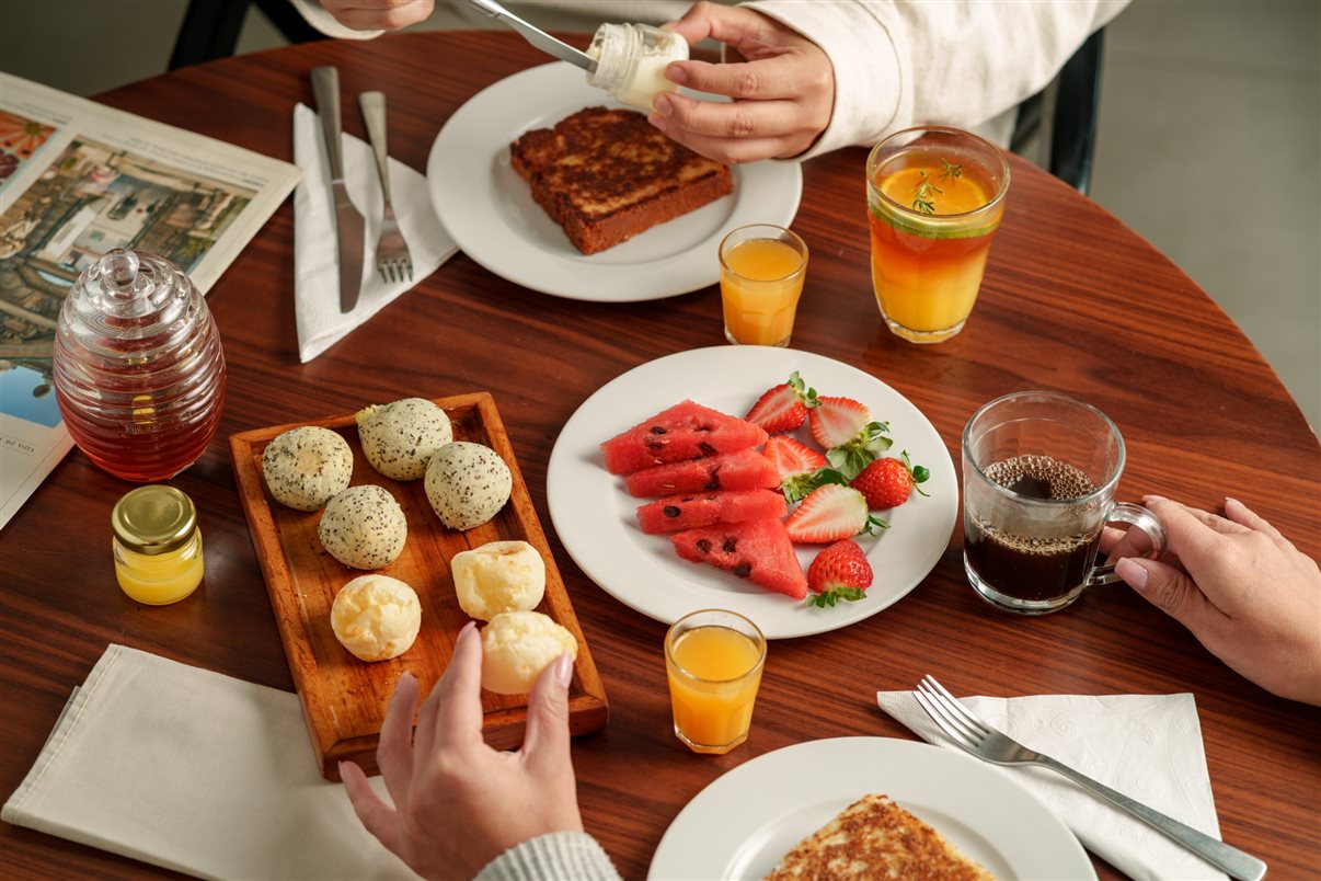 Café da manhã está incluso no contrato
