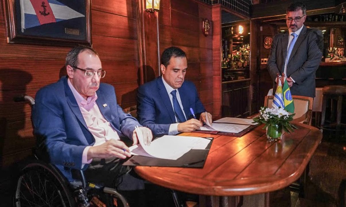 Pablo Menoni e Gustavo Feliciano assinam memorando