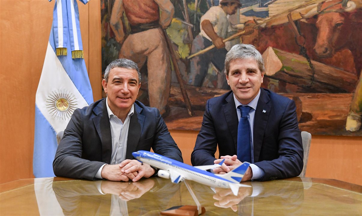 Fabián Lombardo, presidente da Aerolíneas Argentinas, ao lado do ministro da Economia da Argentina, Luis Caputo