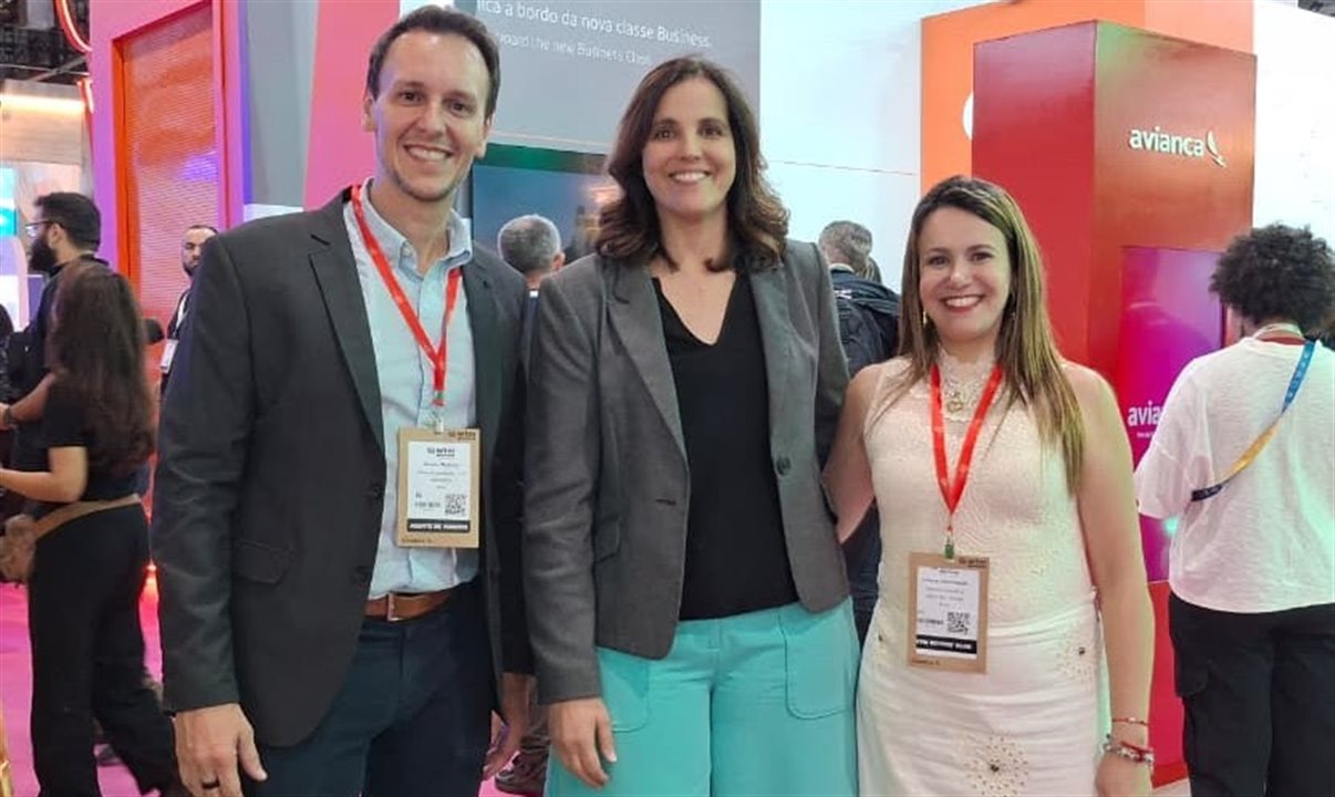Ana Biselli, da Setur-SP, entre Bruno Waltrick e Juliana Assumpção, da Abav-SP