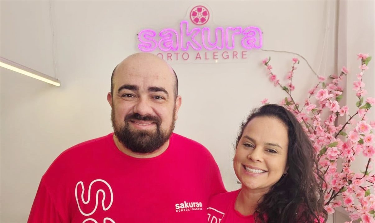 Fernando Blanco, gerente comercial regional do Rio Grande do Sul, e Danielli Oliveira, executiva de Contas da Sakura