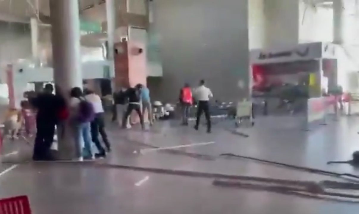 Destruição no saguão do aeroporto de Pereira