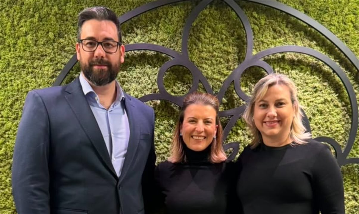 Marina Gouvêa, CEO da Primetour, apresenta os novos contratados: Thiago Bueno e Claudia Santos