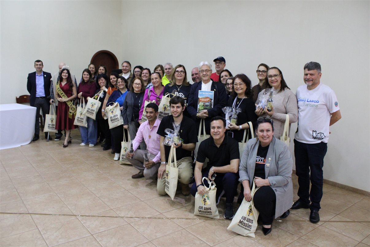 Agentes de viagens recebem presentes ap&oacute;s evento