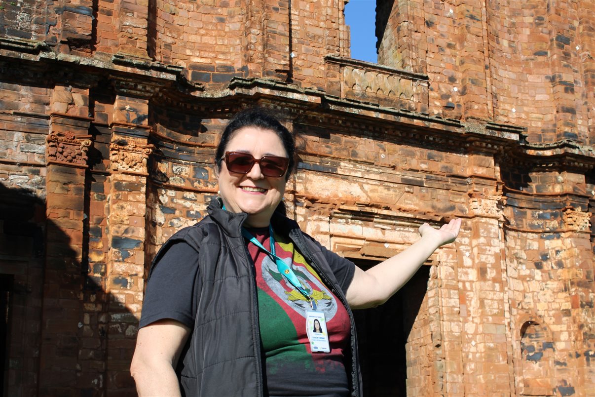 Monica Regina Moraes (guia de Turismo) no s&iacute;tio arqueol&oacute;gico