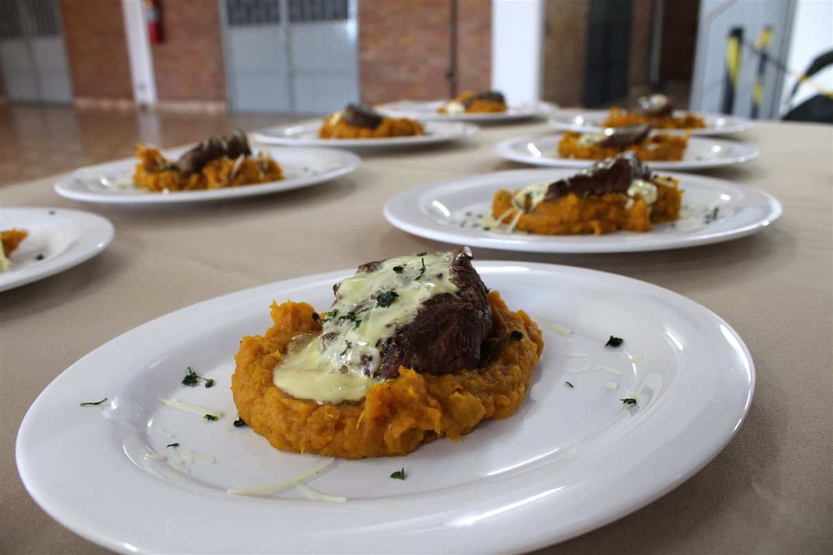 Fil&eacute; mignon com pur&ecirc; de moranga caboti&aacute;