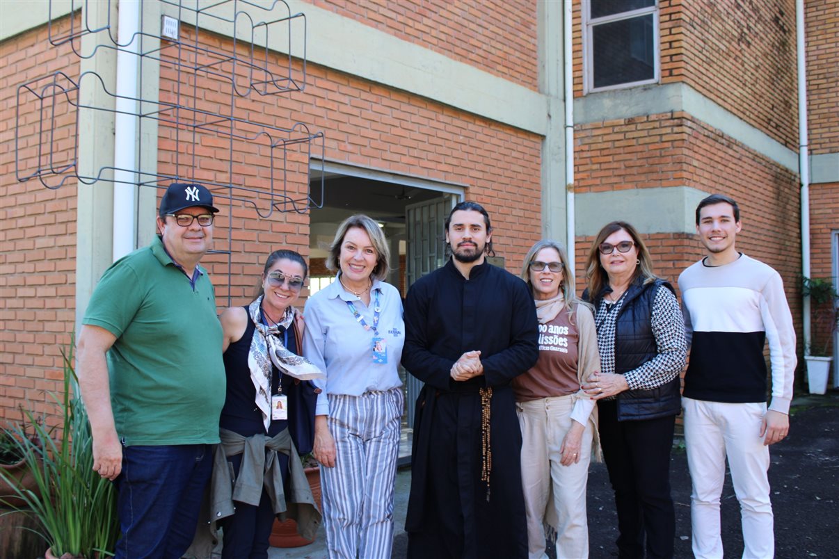 Humberto e Tatiana Milbrath (Destinos Missioneiros) com Lisiani Hampel (Sebrae), Lucas Segatto (ator da Peppe Company), Marta Ant&ocirc;nia Benatti (Caminho das Miss&otilde;es), Lenora Schneider (Noratur) e Luiz Duarte (Setur Santo &Acirc;ngelo)