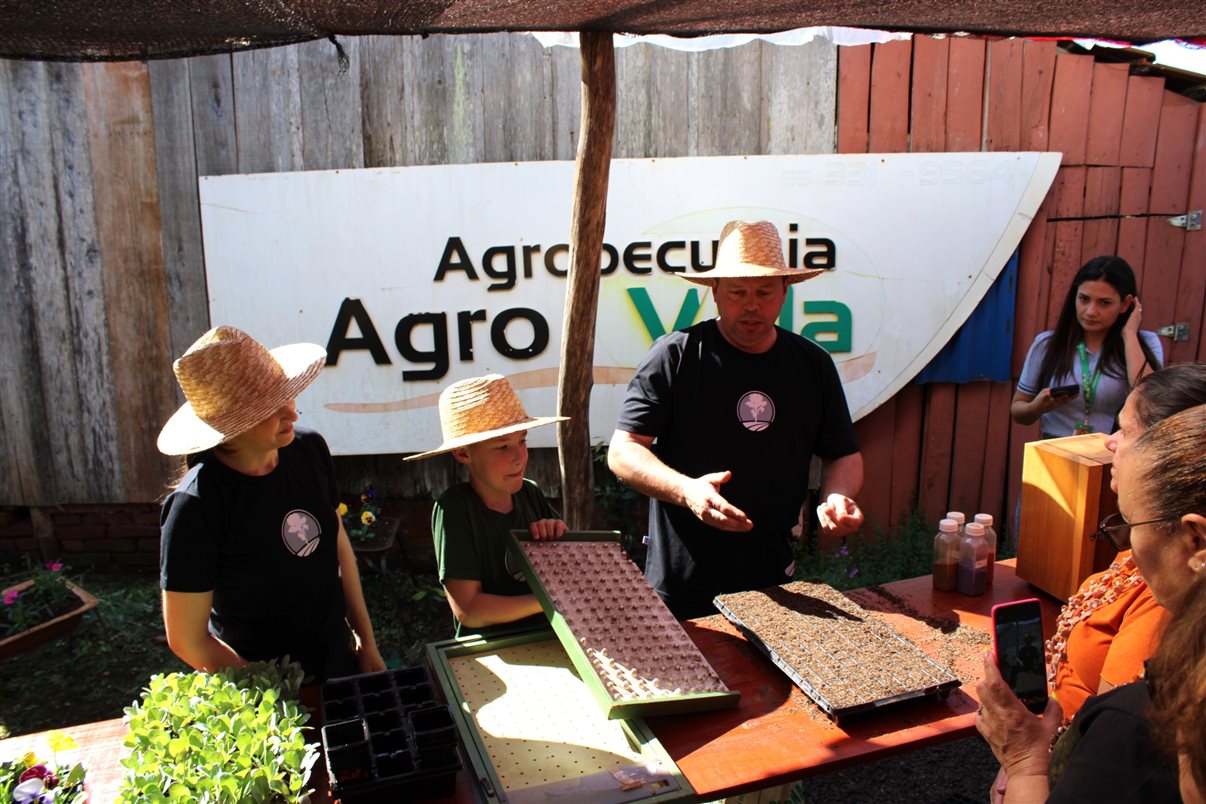 Demonstra&ccedil;&atilde;o de turismo pedag&oacute;gico no roteiro Agroturismo Buriti
