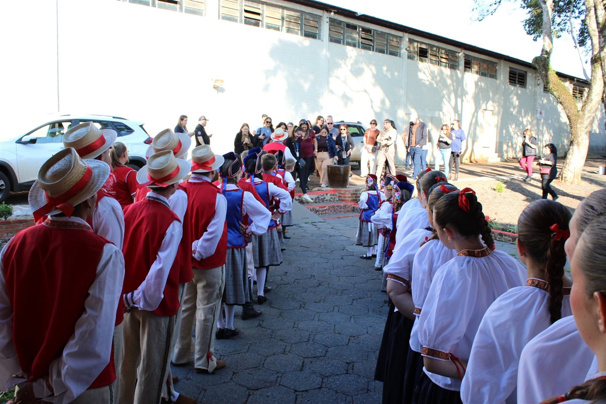 Grupo Folcl&oacute;rico Polon&ecirc;s durante a chegada do trade