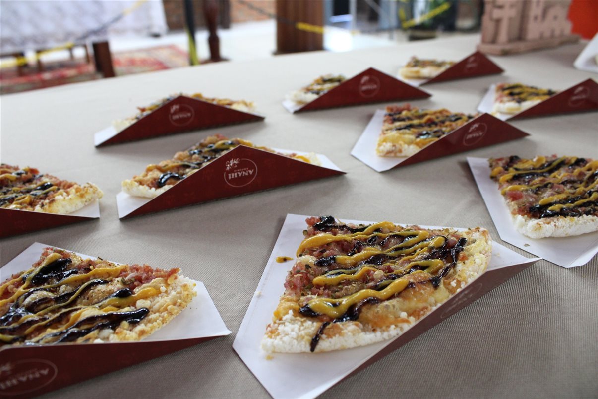 Pizza feita com f&eacute;cula de mandioca, salame e temperos