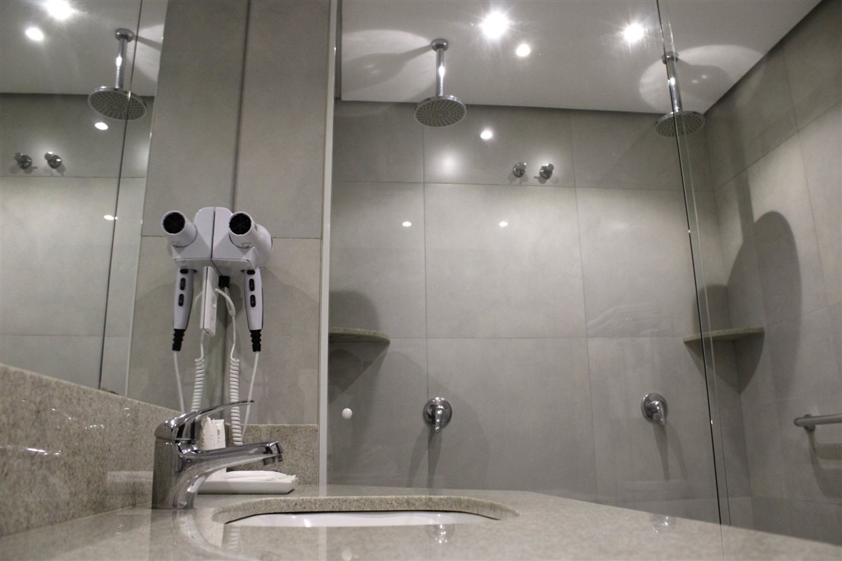 Duchas em acomoda&ccedil;&atilde;o do Villas Hotel em Santo &Acirc;ngelo 