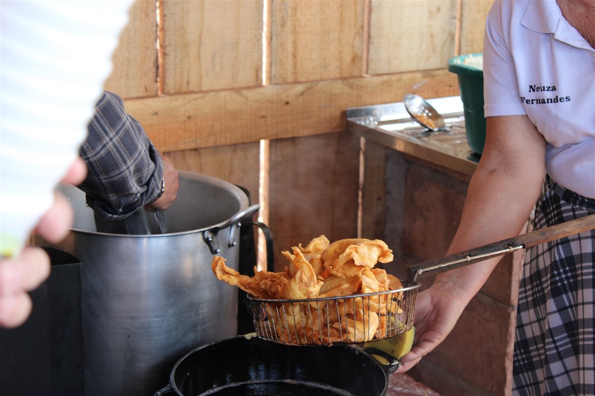 Agentes degustam o tradicional bolo frito ga&uacute;cho