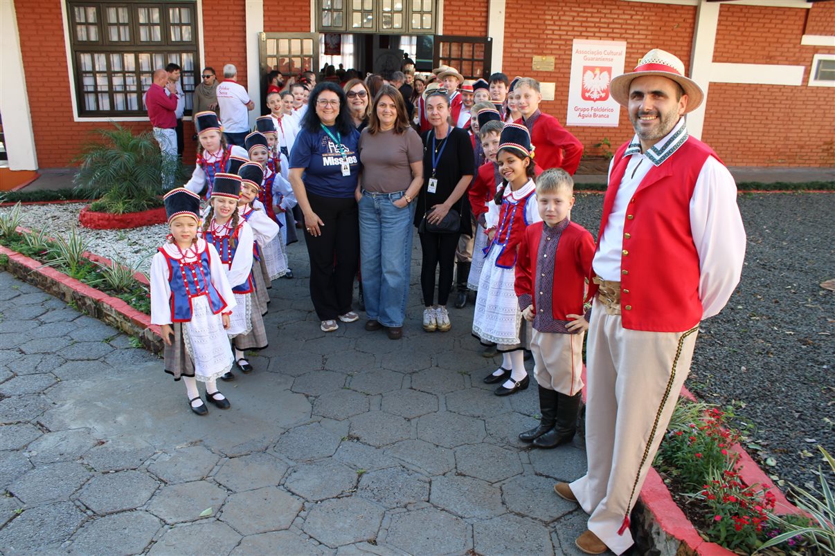 Monica Moraes (guia de Turismo), Lenora Schneider (Noratur), Rita Vasconcelos (Abav-RS) e Tatiana Milbrath (Destinos Missioneiros) com o grupo tradicional polon&ecirc;s