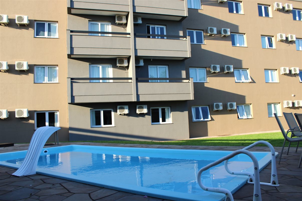 Piscina e &aacute;rea de estar do Villas Hotel