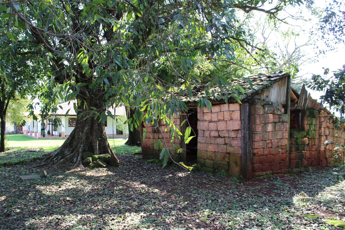 Vest&iacute;gios de casa de pedra em S&atilde;o Nicolau