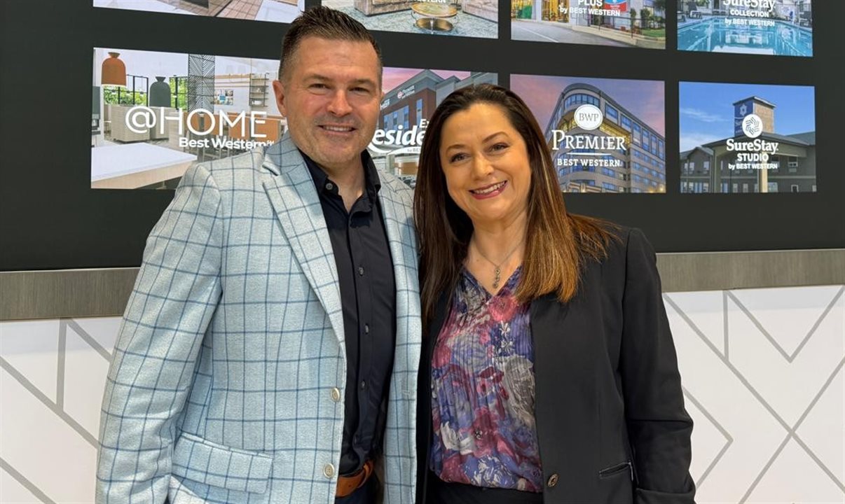 Chad Fletcher, VP sênior de Vendas Globais da BWH Hotels, com Eva Ramirez, diretora de Vendas para México e América Central, na GBTA 2026
