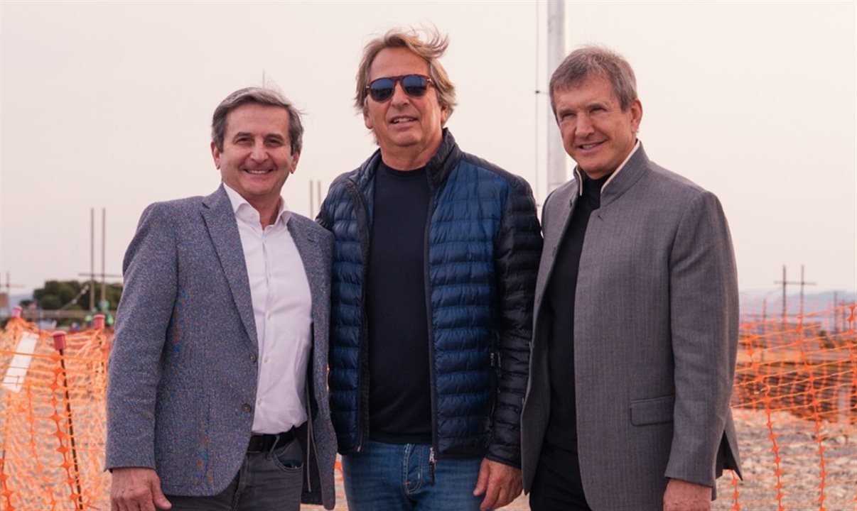 Janick Daudet, do Club Med, entre Jaime Sirena e Dody Sirena, do Grupo Sirena