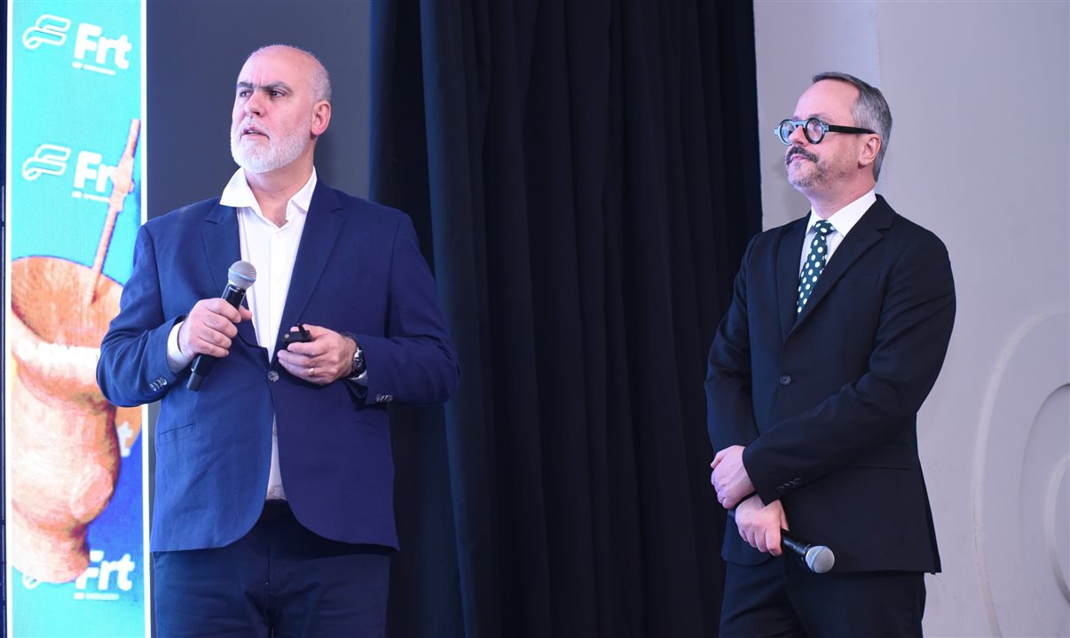 Alexsandro Melo, diretor Financeiro da Frt, e Alexandre Mucke, líder do departamento jurídico, subiram ao palco para falar sobre reforma tributária