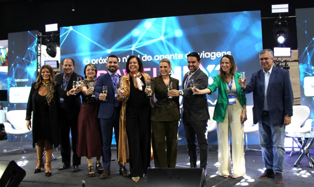 Autoridades brindam durante a abertura da Travel Next Minas 2026