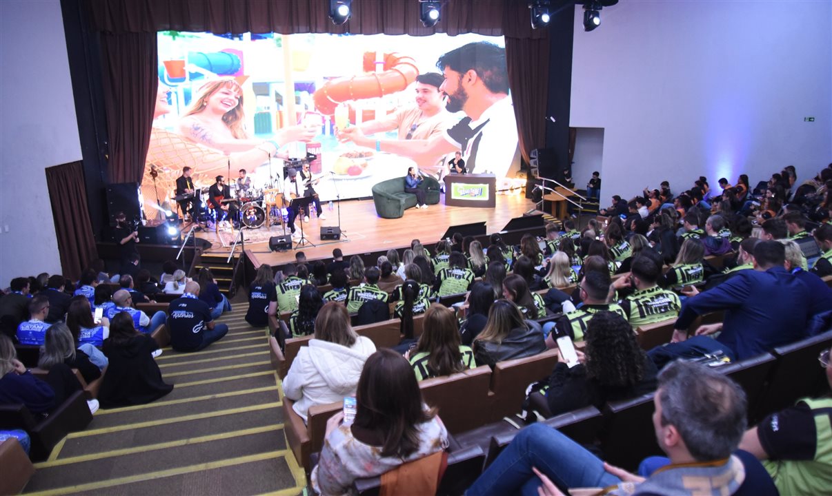 O formato talk show, com bando tocando ao vivo, é um diferencial na entrega do evento da Frt