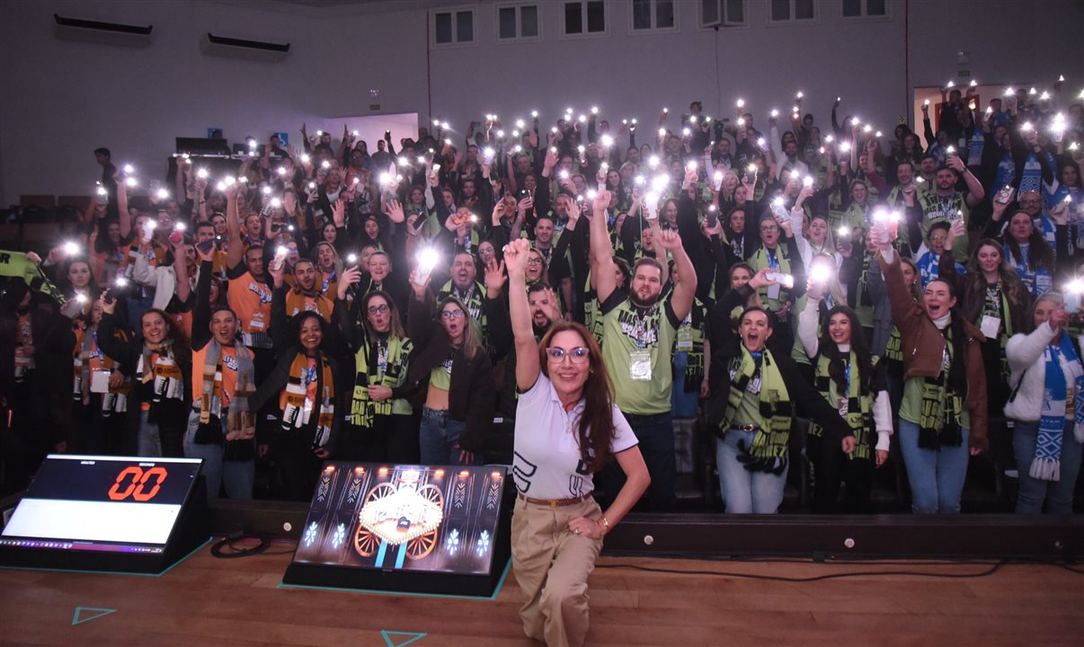 Danielle rodeada pelos agentes que fazem da Frt seu principal canal de vendas