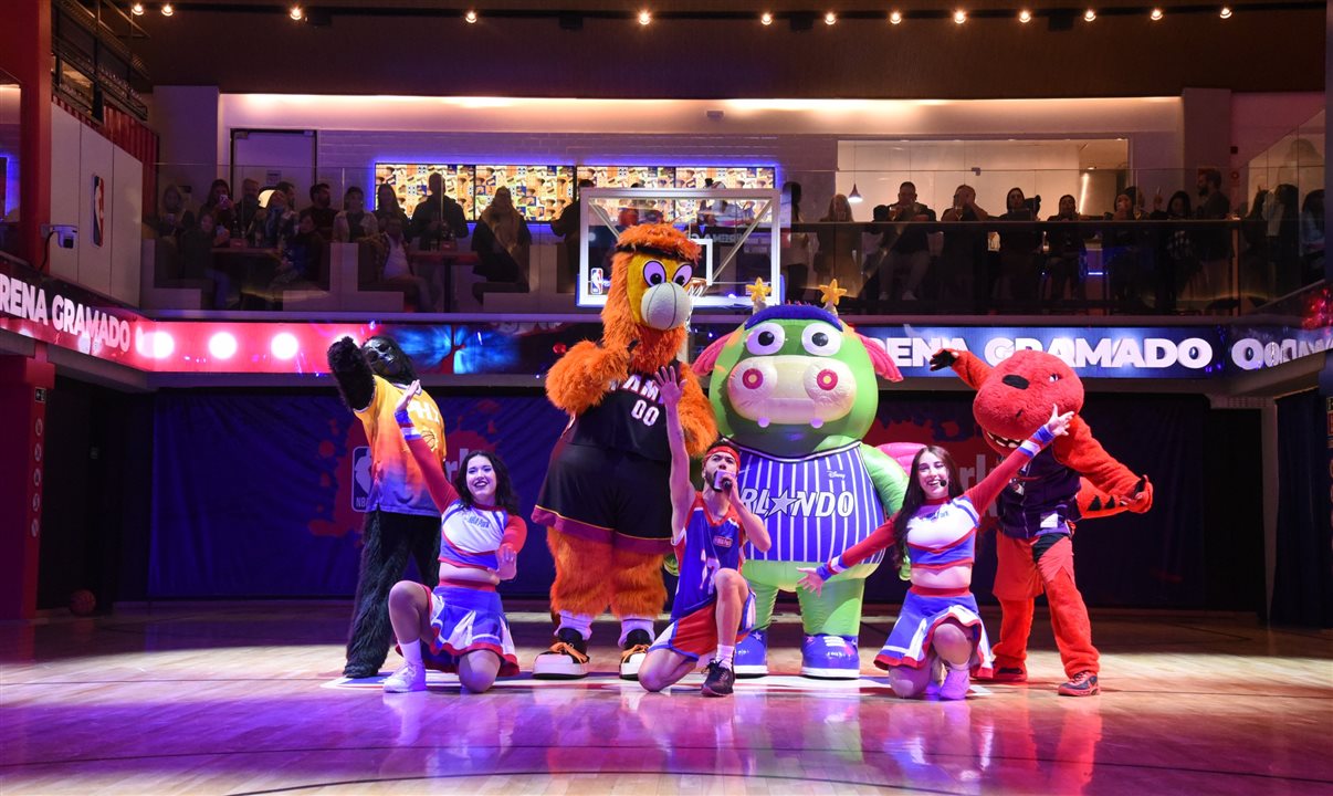 Uma apresentação de dança com mascotes de franquias da NBA animou os agentes convidados