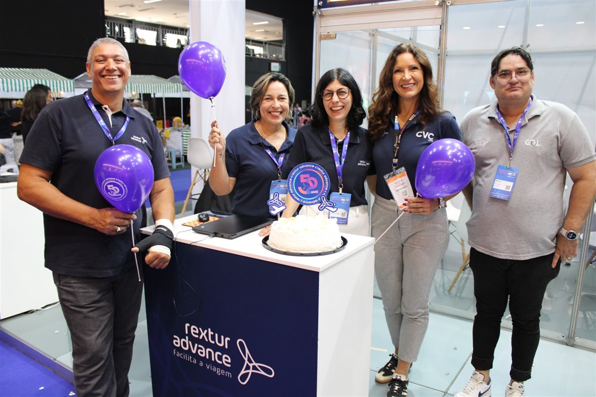 Rextur Advance comemora seu aniversário de 52 anos durante a Travel Next Minas, com direito a bolo especial