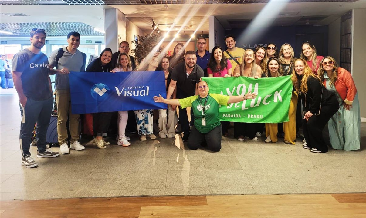 Parte do grupo dos agentes de viagens junto ao time da Visual Turismo e à guia Yrys Dennyelly, da Luck Receptivo, no aeroporto de João Pessoa