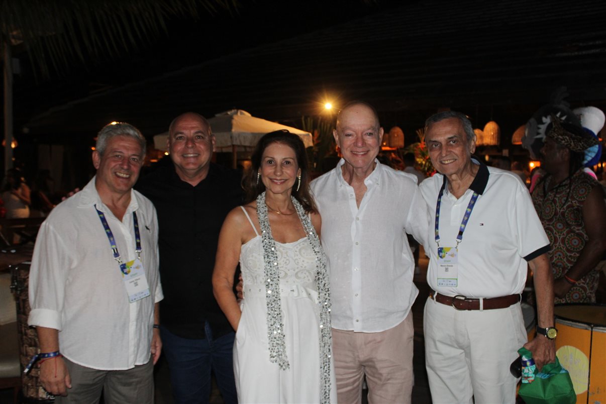 Cadu Guimarães, do Resort Arcobaleno, entre Carlos Siburu e Marcos Almeida, da Itaparica