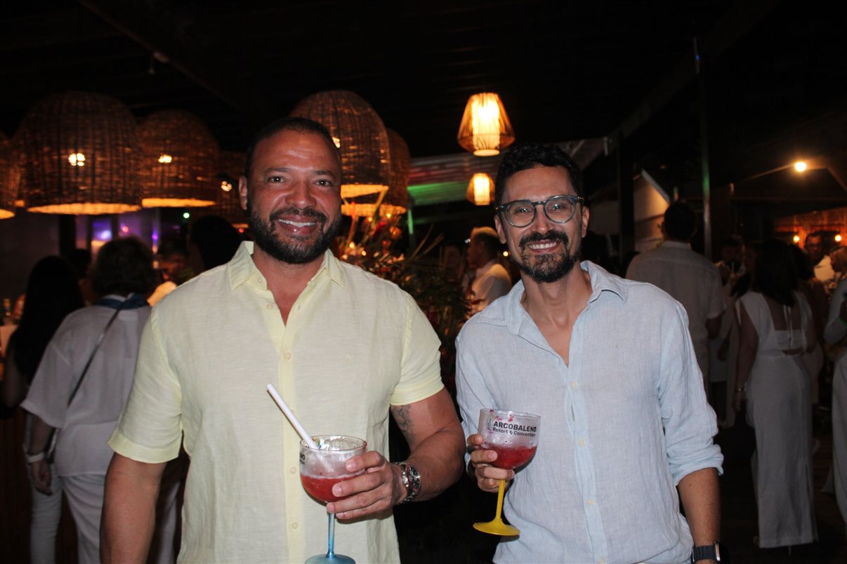 Cadu Guimarães, do Resort Arcobaleno, entre Carlos Siburu e Marcos Almeida, da Itaparica